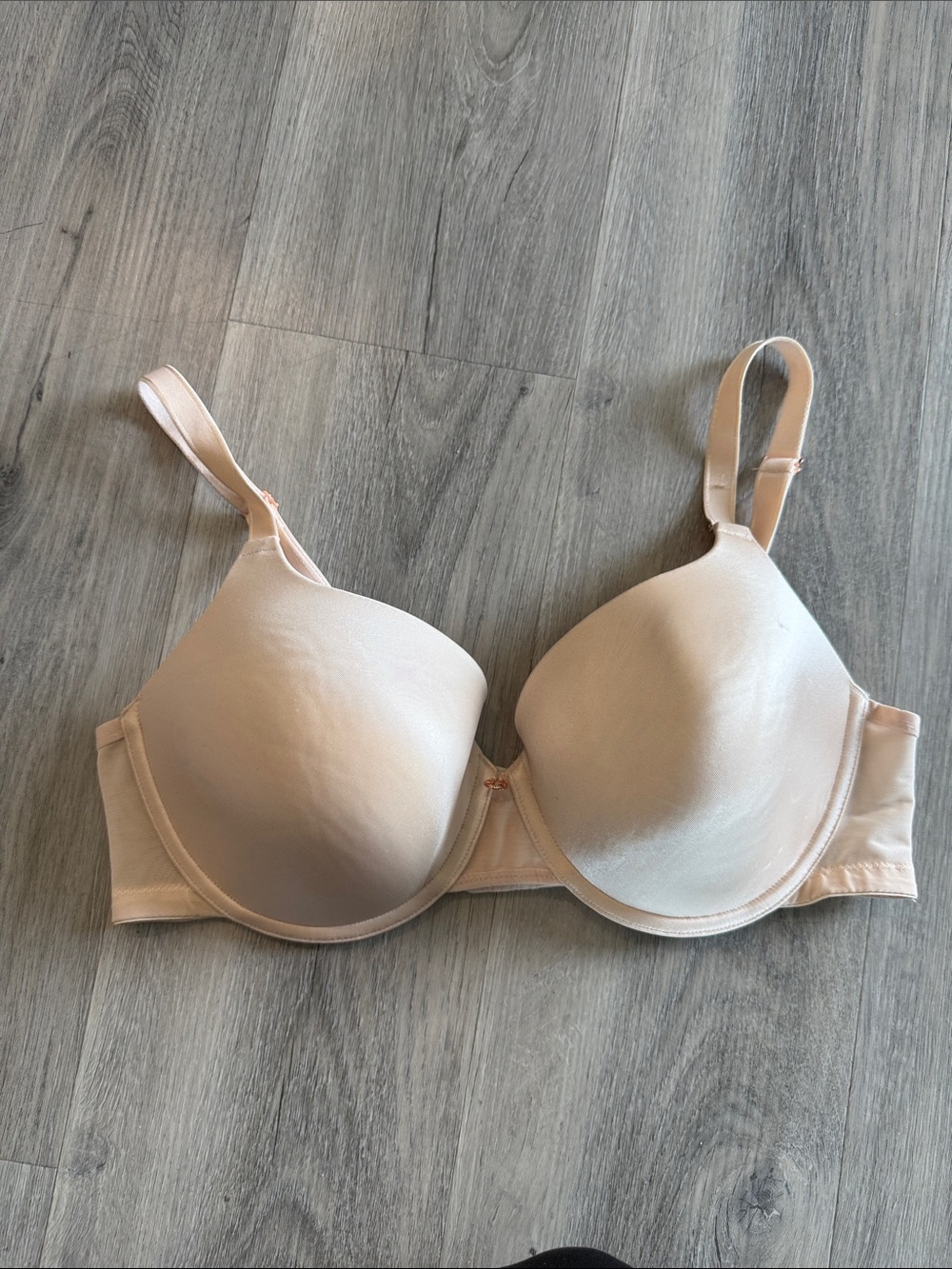 Ashley Graham Smooth Molded T-Shirt Bra in Light Nude size USA 400